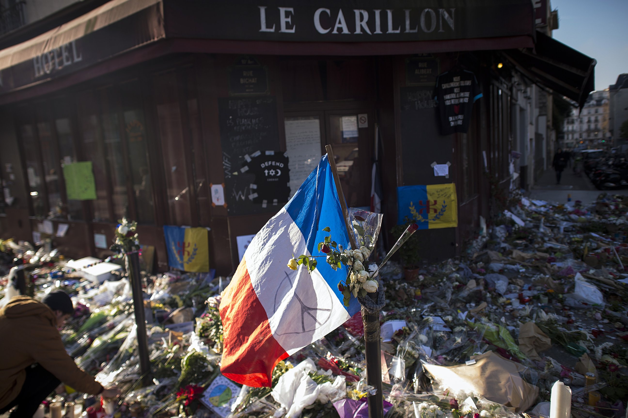 PHOTO:A photo shows a makeshift memorial for a tribute to the victims of a series of deadly attacks in Paris, in front of the Carillon cafe in Paris, Nov. 23, 2015.  