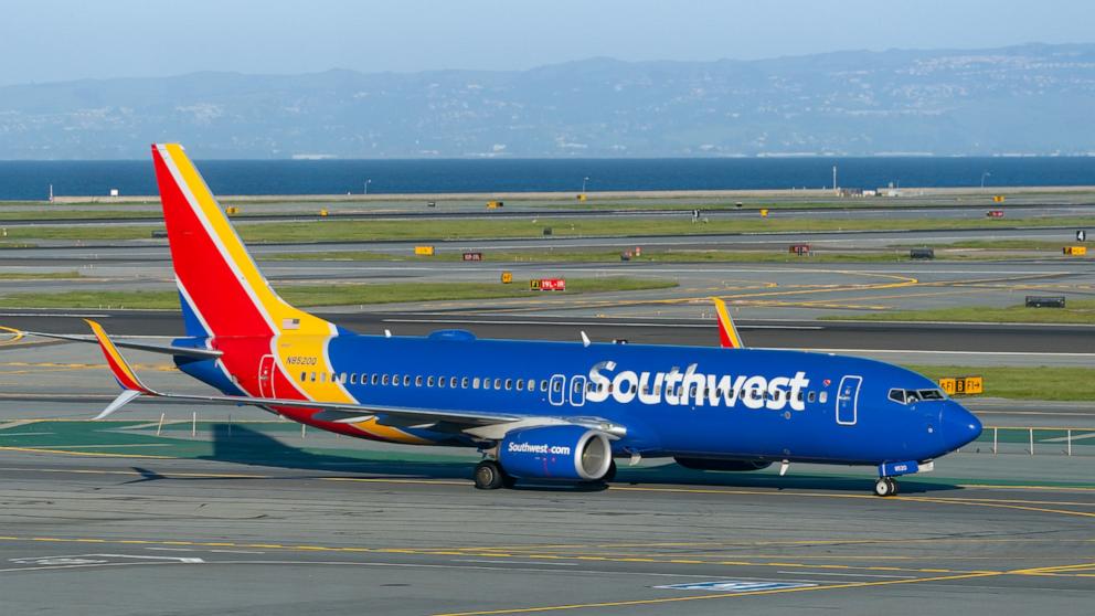 Рейс Southwest, направлявшийся в Лас-Вегас, был остановлен из-за возгорания двигателя.