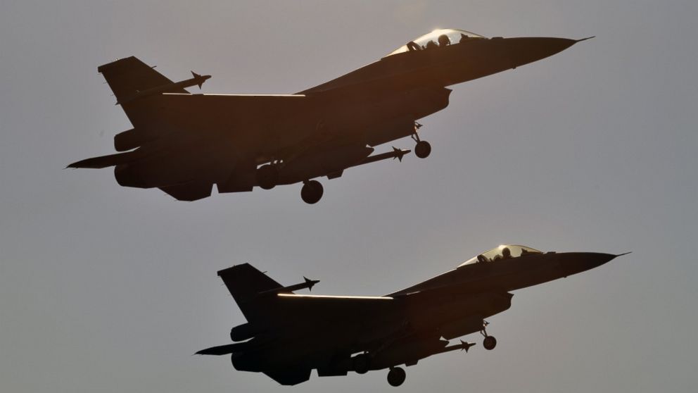 Two US F-16 fighters take off from the Chiayi air force base in southern Taiwan during a demonstration on Jan. 26, 2016.  
