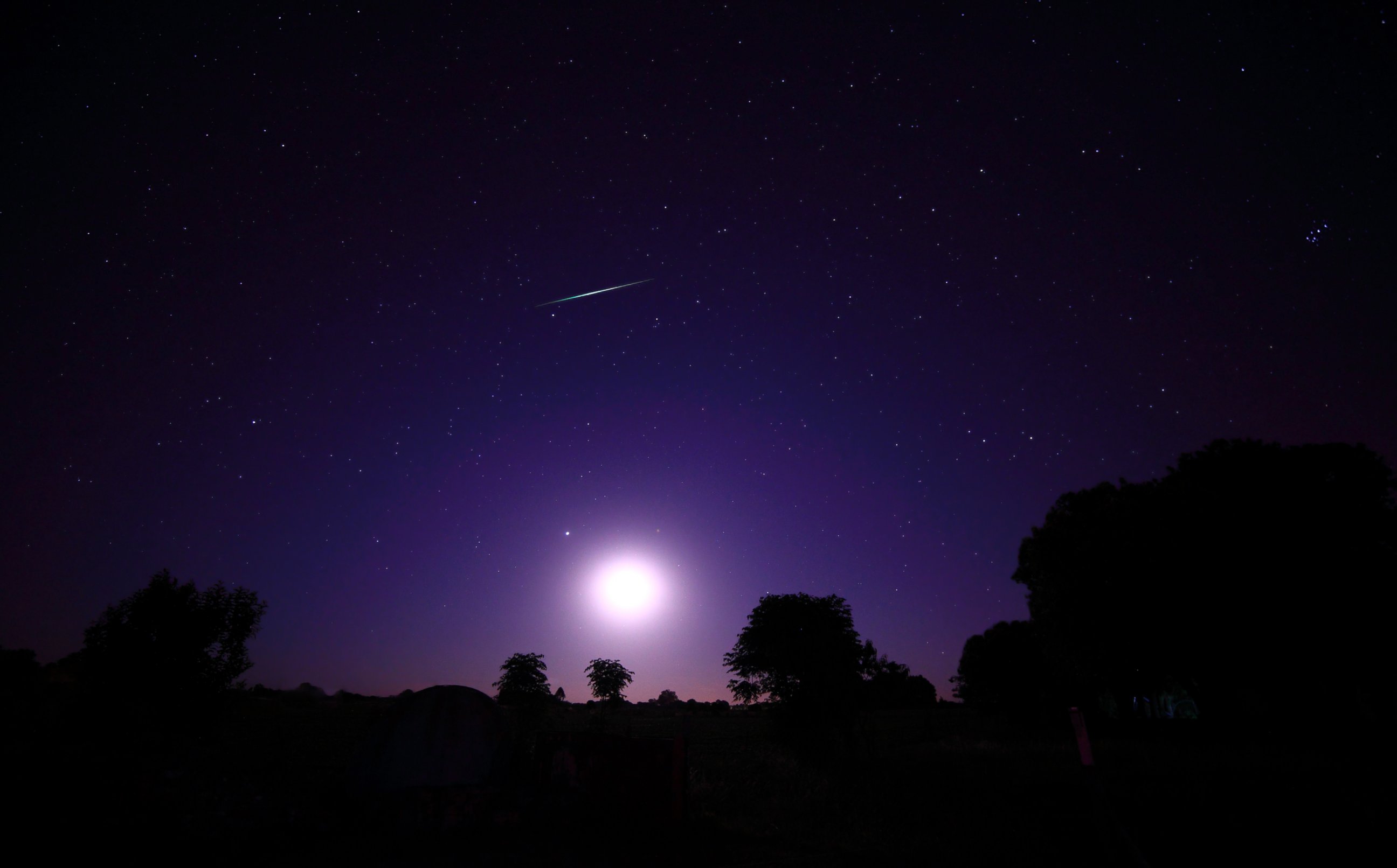 PHOTO: A Geminids meteor shower above the setting moon in Mercedes, Argentina.