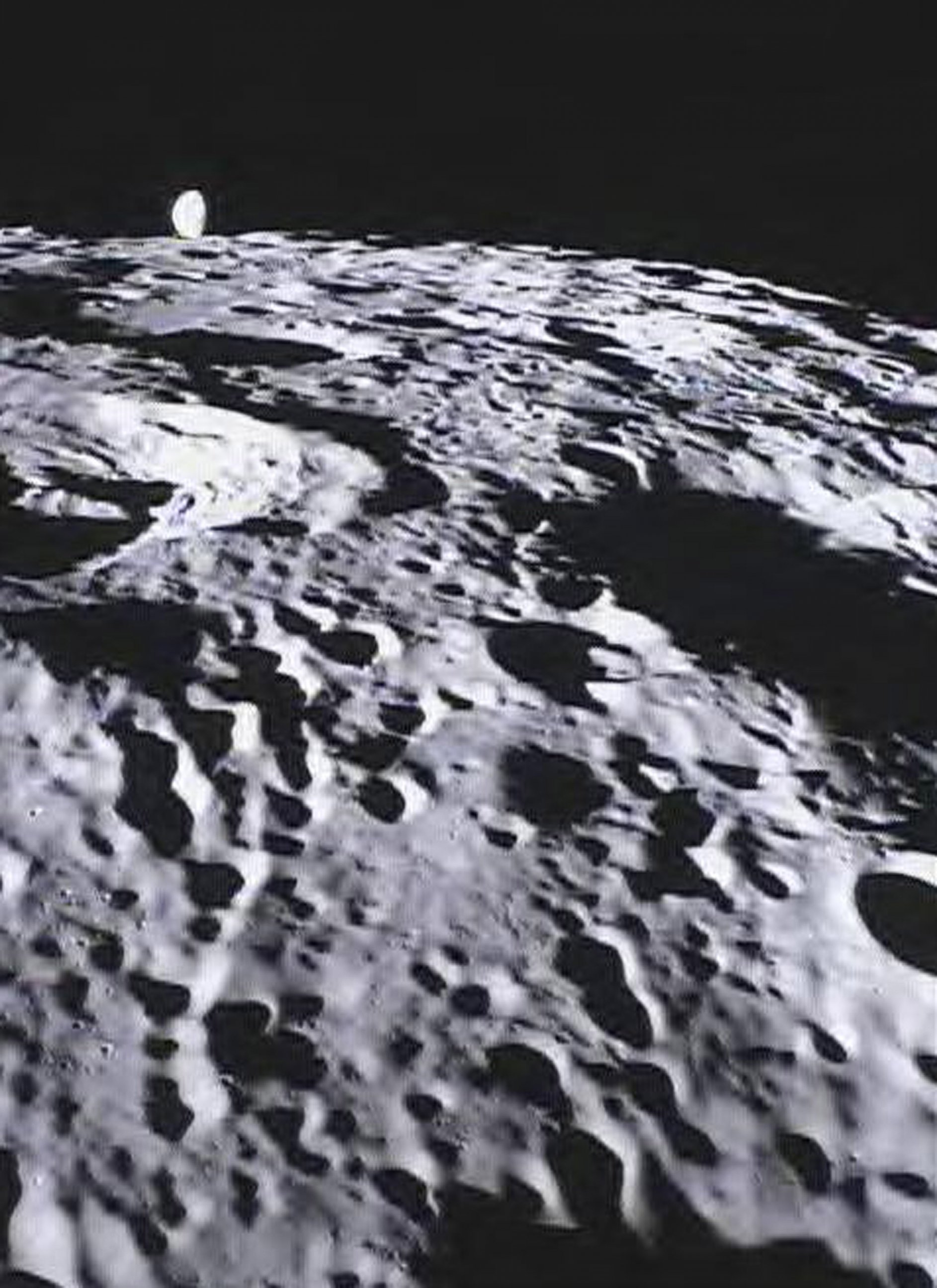 Первый снимок обратной стороны луны. Обратная сторона Луны спутника земли. Снимки Луны со спутника НАСА. Первый снимок земли 1946. Снимки обратной стороны Луны.