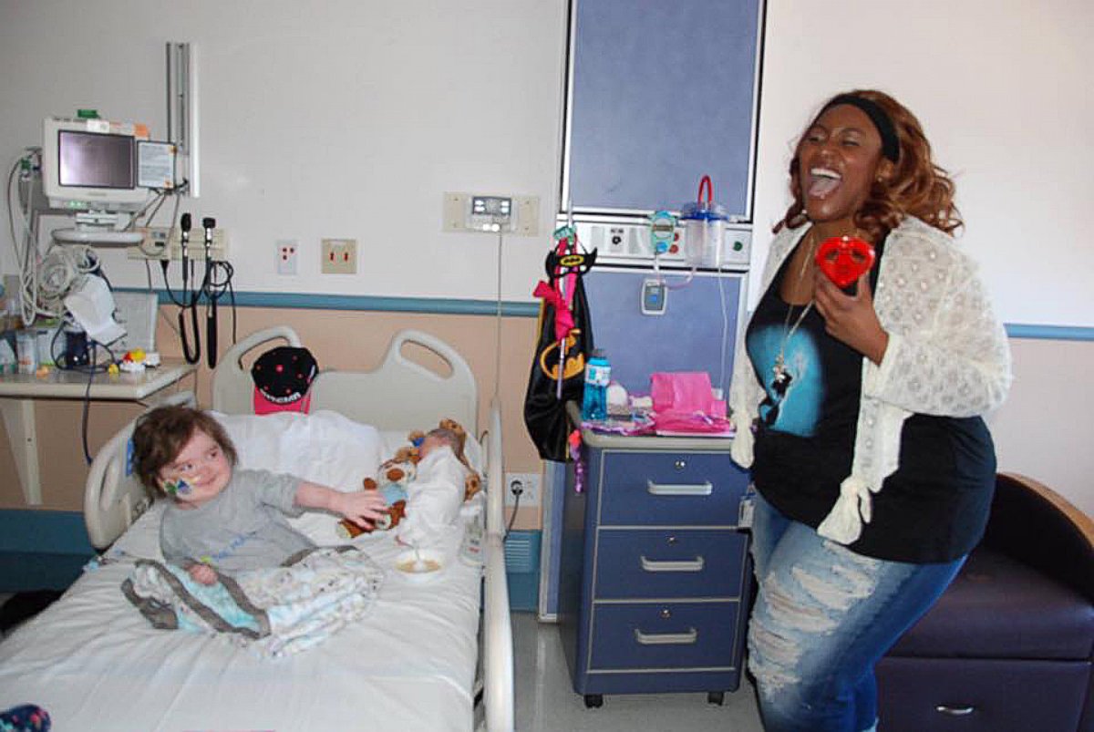 PHOTO: Leah Carroll, 4, was visited at UCSF Benioff Children's Hospital Oakland in California by Grammy singer Mandisa.