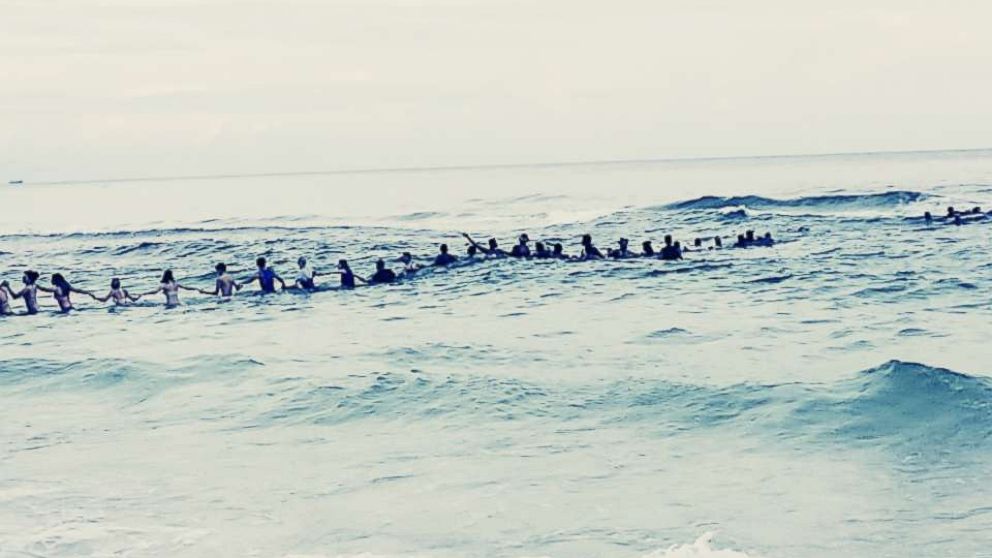 VIDEO: Beachgoers form human chain to rescue swimmers  