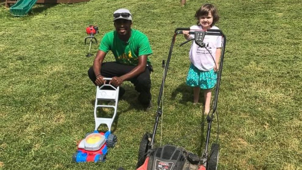 Man Starts Free Lawn Mowing Service My Way Of Making A Difference Is With A Lawnmower Abc News