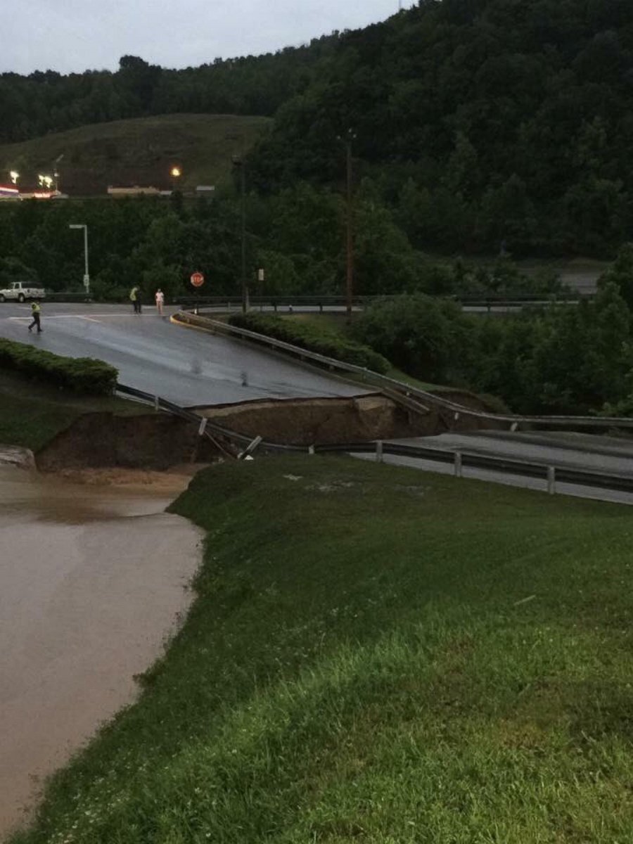 PHOTO: Hundreds of people were trapped at this shopping center in Elk View, West Virginia.