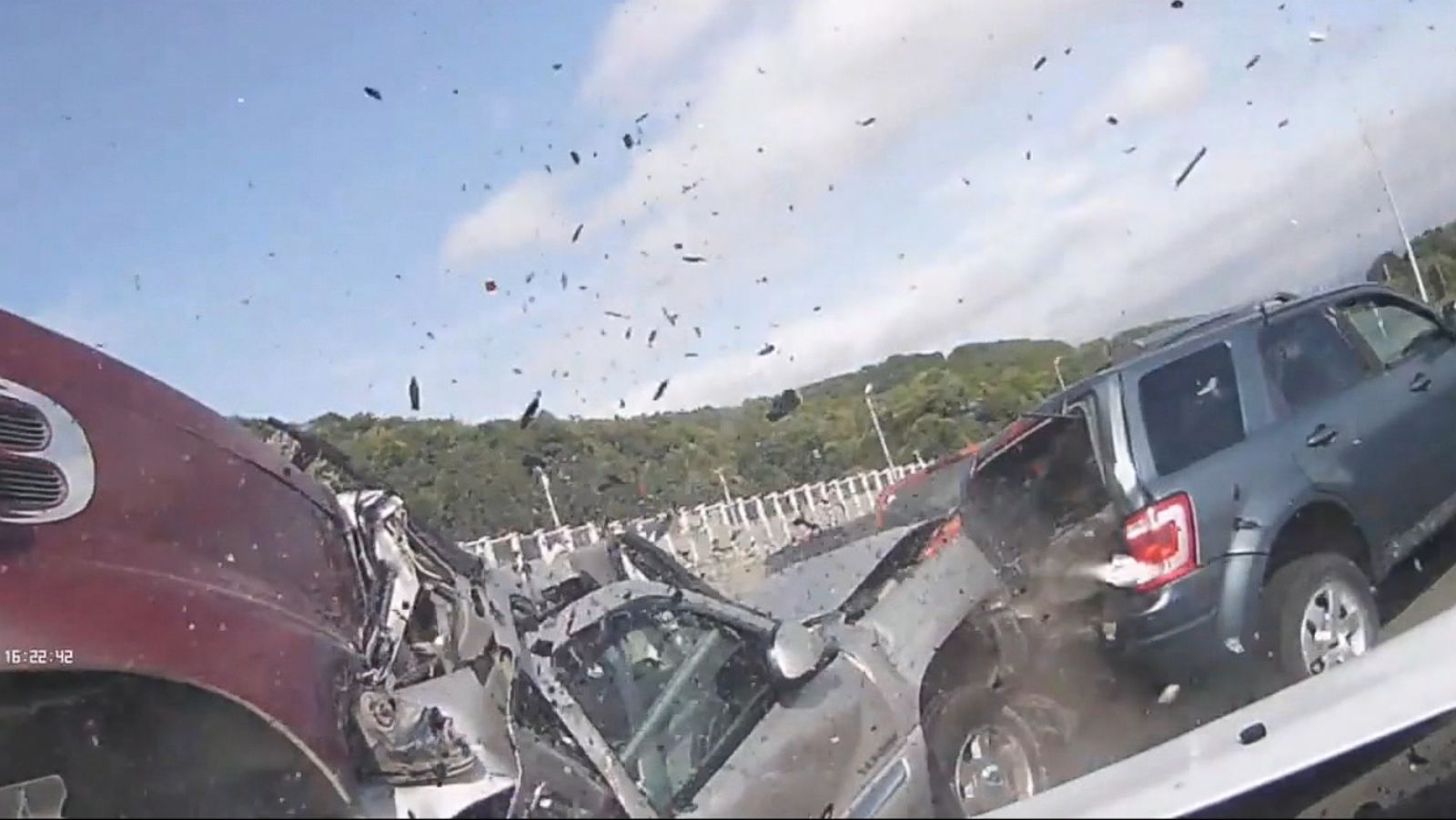 kontakt Rundt og rundt Retouch Harrowing Dashcam Footage of 10-Car Crash Shows People Rescuing Woman From  Burning Car - ABC News