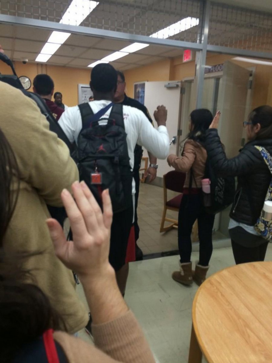 PHOTO: Police officers speak with students inside the Strozier Library on Florida State University's campus in Tallahassee, Florida, Nov. 20, 2014.