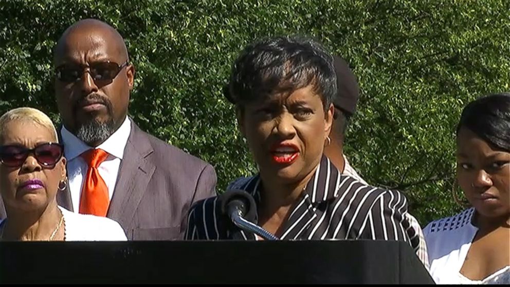 PHOTO: Glenda Hatchett speaks at a news conference with Philando Castile’s mother Valerie Castile, July 12, 2016.