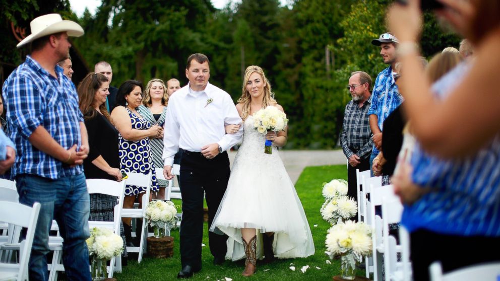 PHOTO: Angela Lyons Photography provided this photo to ABC News from Kirsten Mundell's wedding day.