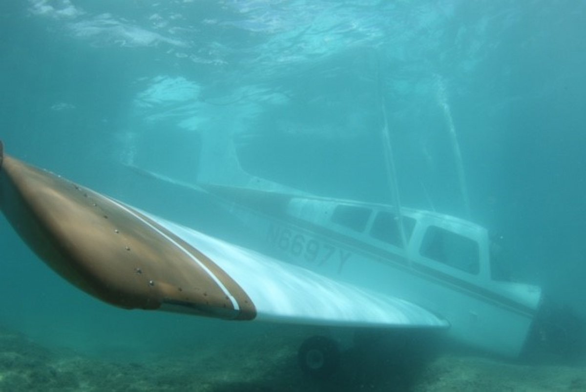 PHOTO: An underwater photo shows a plane that crashed off the shore of the island of Oahu, Hawaii, May, 24, 2016.