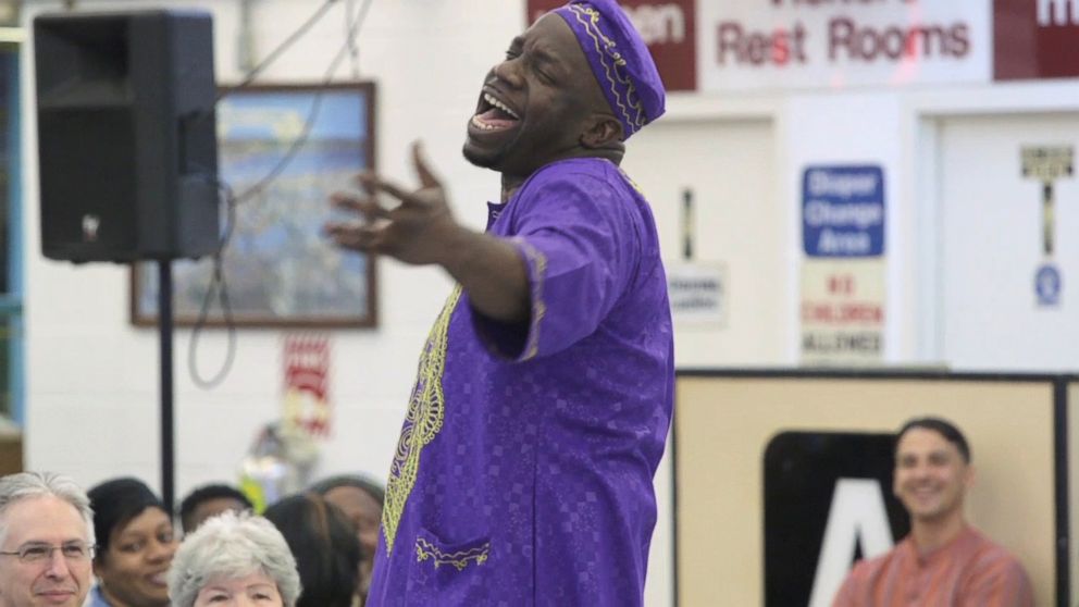 PHOTO: Sing Sing Correctional Facility inmate Timmy Walker leaves it all on the stage as Feste in the April 29, 2016, prison production of Shakespeare's 'Twelfth Night."