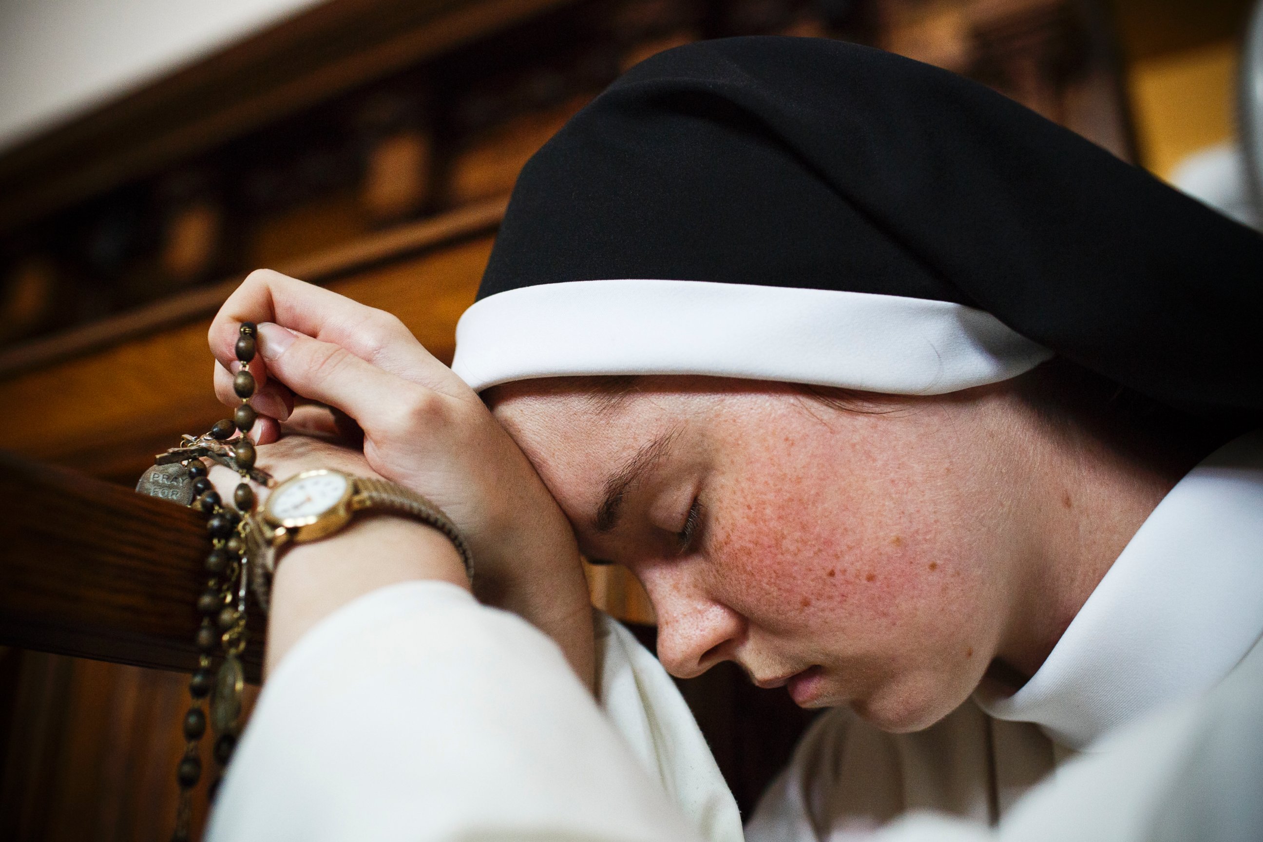 Обеты святых. Монахиня молится. Православные монашки. Монашка молится. Монахиня в церкви.