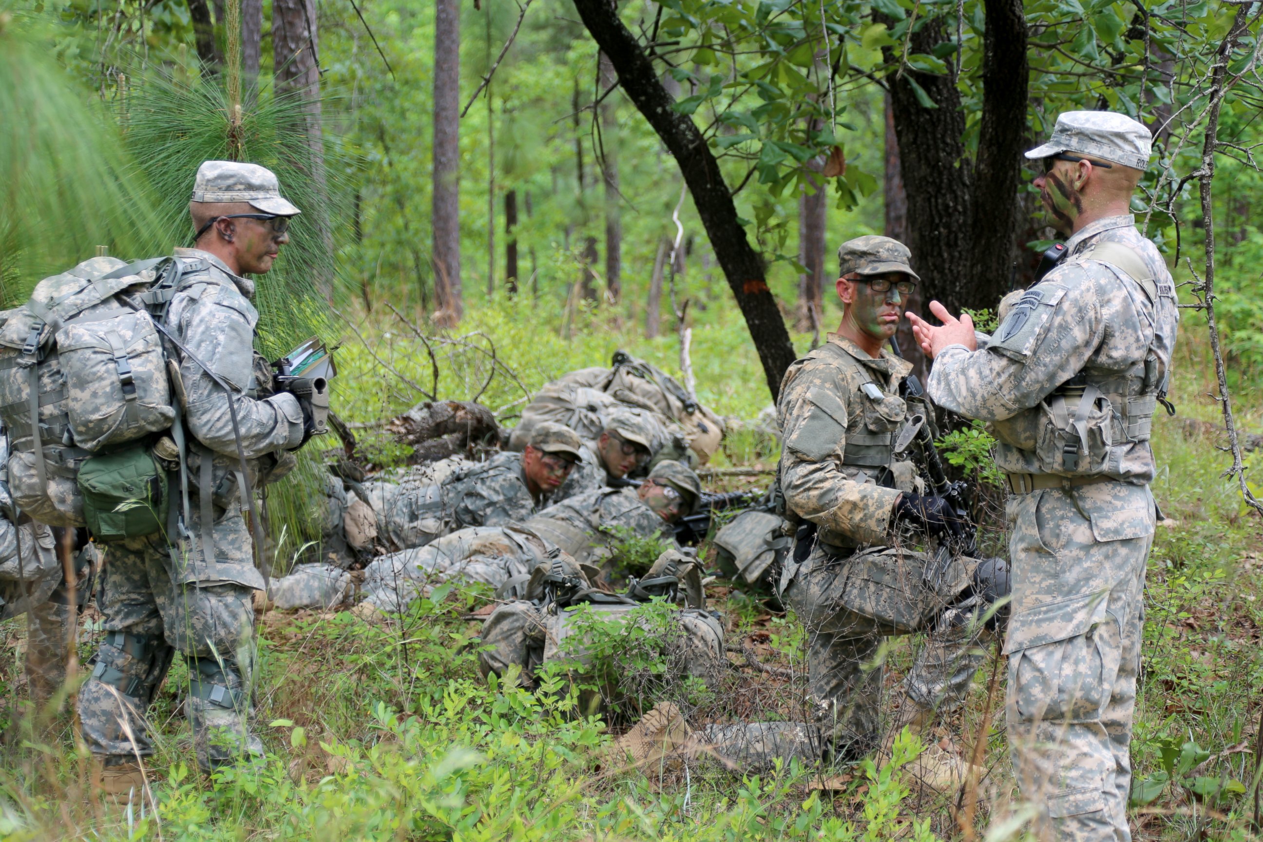 PHOTO: U.S. Army Soldiers conduct patrols during the Ranger Course on Fort Benning, Ga., April 28, 2015. 