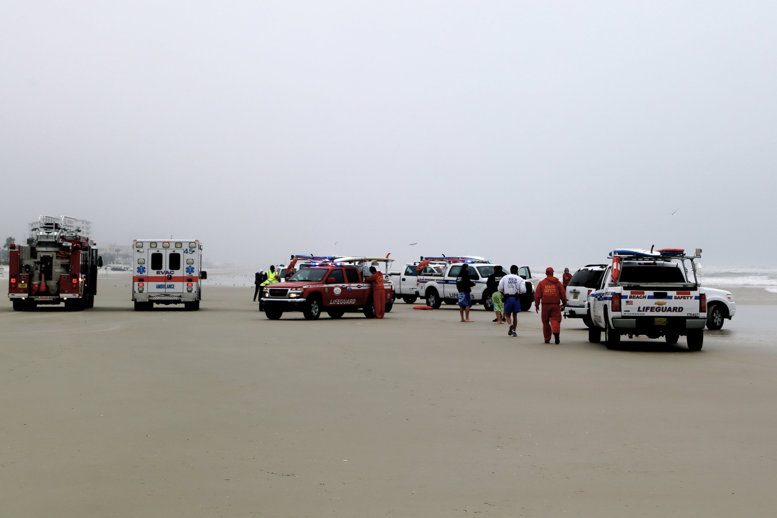 PHOTO: EMS and rescue workers arrive on scene to rescue a family after a mother drives her car in to the ocean, March 5, 2014 in Daytona Beach, Fla.