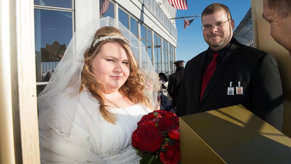 PHOTO: Jennifer Nodonly and Warren Sanders of Baltimore, Maryland are married as the Empire State Building hosts Valentine's Day Weddings, Feb. 14, 2016.