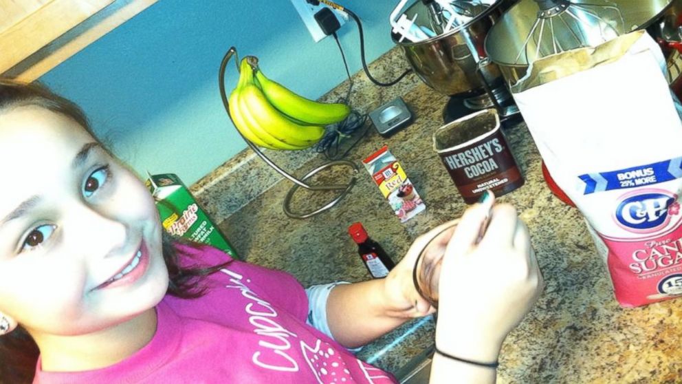 PHOTO: Chloe Stirling, 11, has been ordered by Illinois officials to shut down her cupcake business.