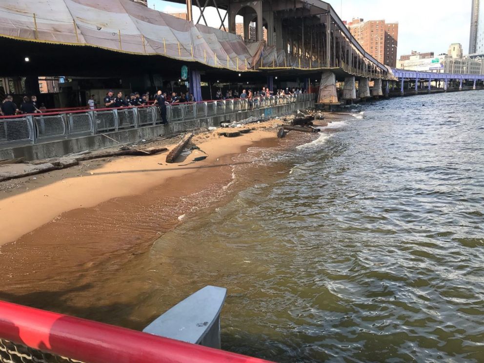 PHOTO: Tourists from Oklahoma discovered a baby lying unconscious and unresponsive near the Manhattan side of the Brooklyn Bridge.