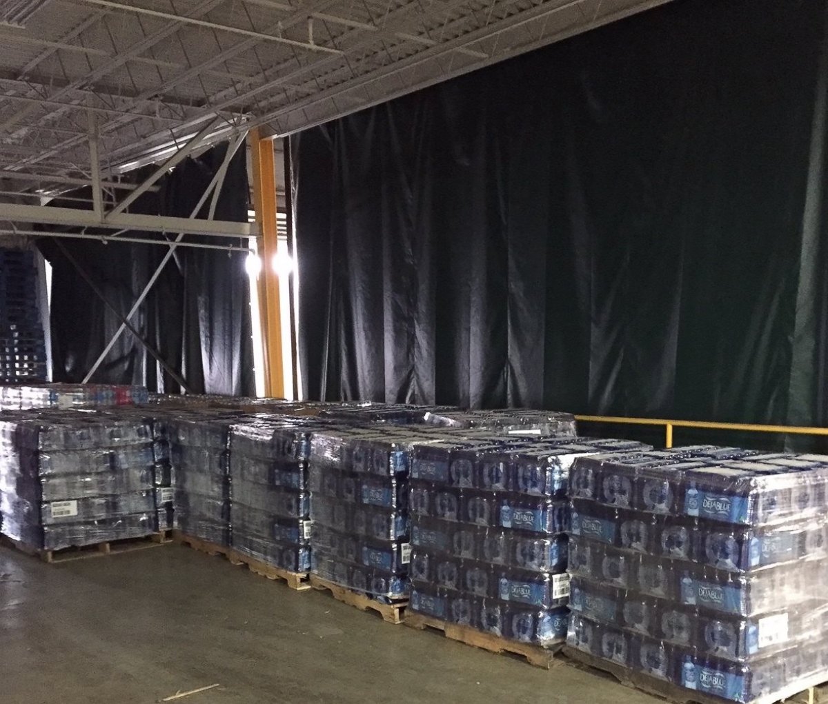 PHOTO:Dr Pepper Snapple Group donates 41,000 bottles of water to Flint, Michigan at woman's request in exchange for her @DietDrPepper Twitter account. 