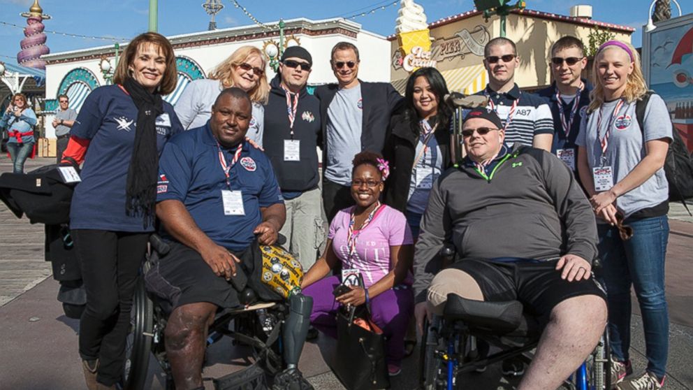 PHOTO: Actor Gary Sinise decided to take 50 servicemen and women on a three day, all-expenses paid trip to Hollywood.