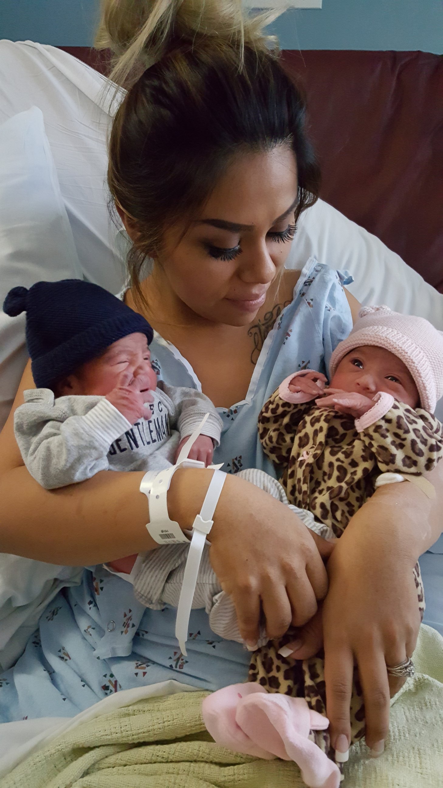 PHOTO: Maribel Valencia gave birth to daughter Jaelyn at 11:59 p.m. on Dec. 31, 2015 then delivered son Luis two minutes past midnight, at the San Diego Kaiser Permanente Zion Medical Center. 