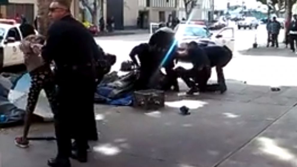 PHOTO: Los Angeles police officers can be seen detaining two robbery suspects before a shooting, March 1, 2015.