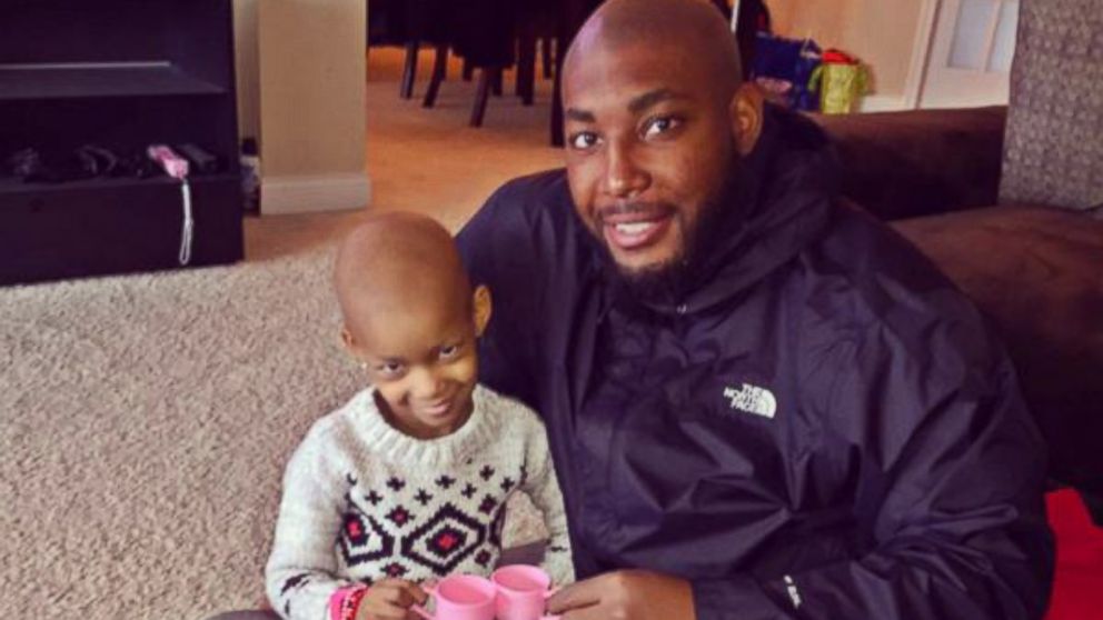 PHOTO: Devon Still, defensive tackle for the Cincinnati Bengals, has a tea party with his daughter Leah, 4, in this photo posted to his Twitter, Nov. 6, 2014.