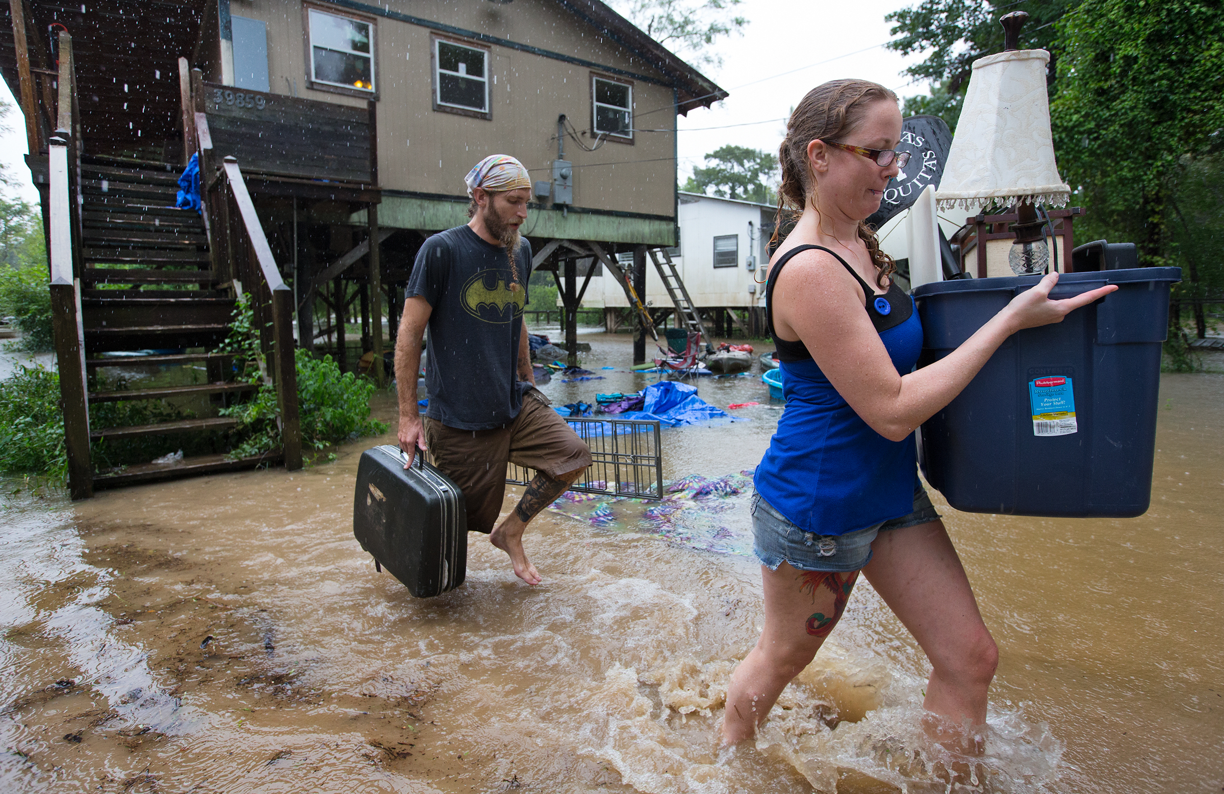 PHOTO: Getting out ahead of the flood, Michael Tramonte and Nikki Conger clear their possessions from their house on Watters Road, south of Hwy. 22 and east of Pontchatoula, Louisiana, as storms pound Tangipahoa Parish, Aug. 12, 2016. 