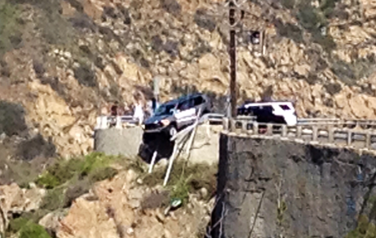 PHOTO: Images captured by ABC7 viewer Priscilla Kromnick show an SUV nearly falling over a ledge in Malibu on Saturday, April 2, 2016.