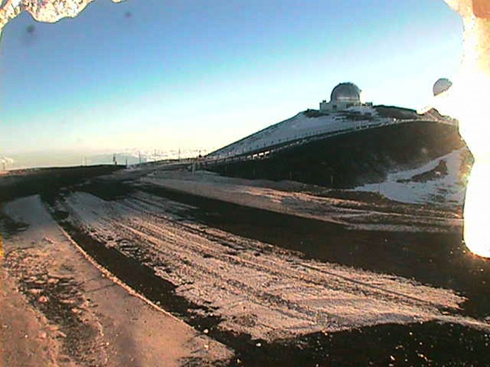 PHOTO: The web cameras at the Mauna Kea Weather Center in Hawaii have recorded a snow fall in the early morning, Dec. 25, 2014.