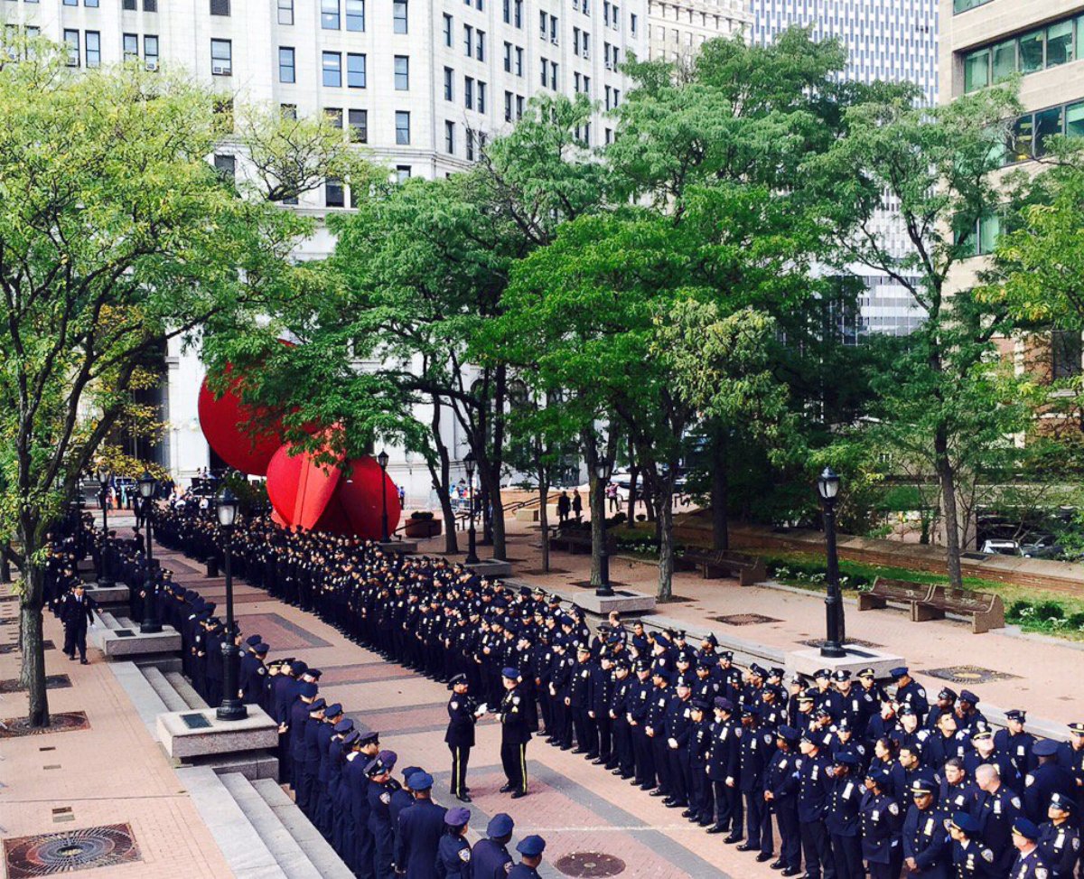 PHOTO: NYPD officers getting ready to say goodbye to Police Commissioner Bratton when he exits, Sept. 16, 2016 at One Police Plaza in New York. 