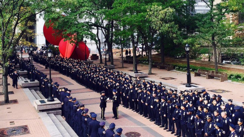 PHOTO: NYPD officers getting ready to say goodbye to Police Commissioner Bratton when he exits, Sept. 16, 2016 at One Police Plaza in New York. 