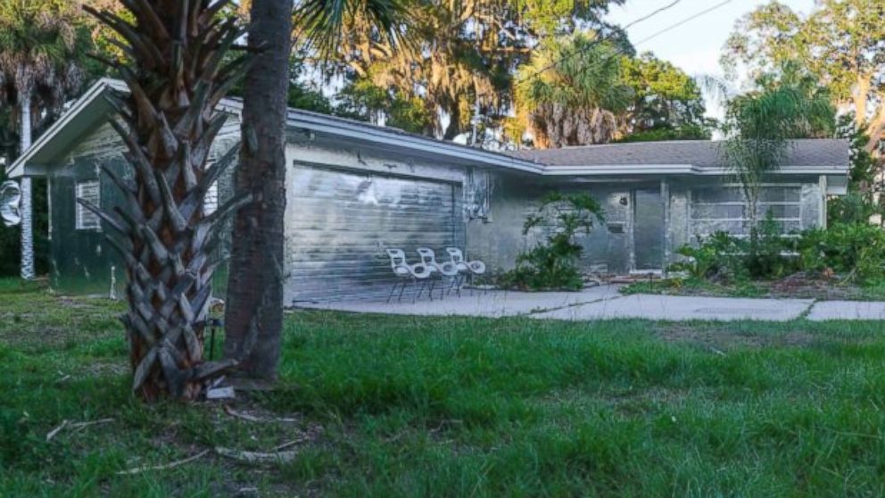 Artist Piotr Janowski covered his house in Tarpon Springs, Florida with aluminum foil.