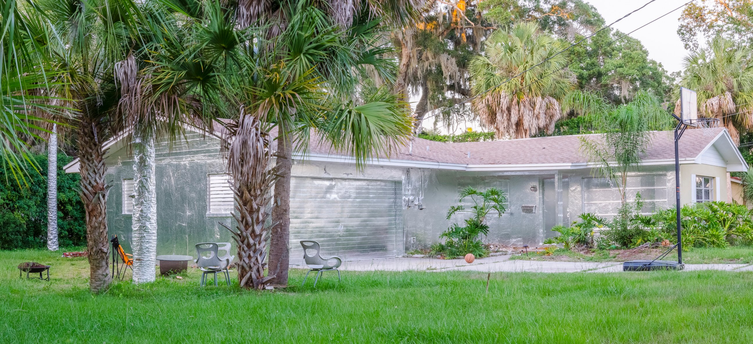 PHOTO: Artist Piotr Janowski covered his house in Tarpon Springs, Florida with aluminum foil.