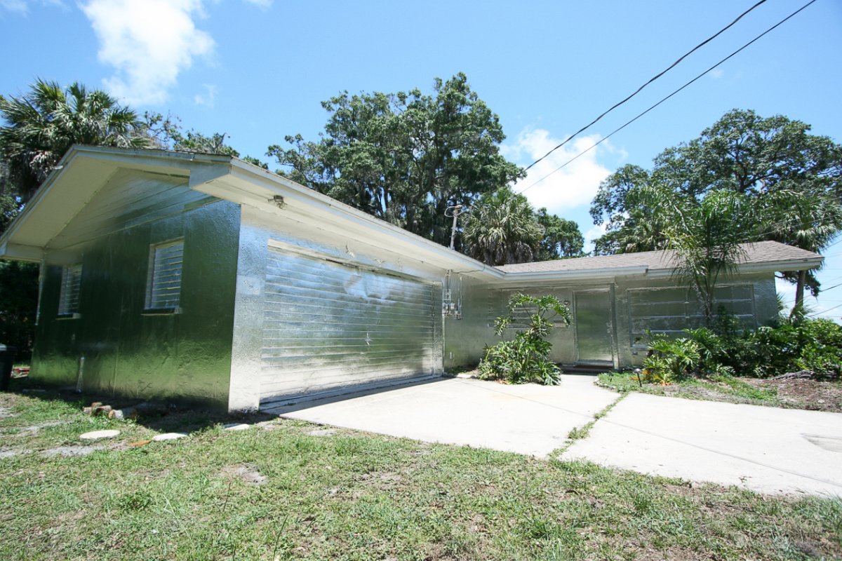 PHOTO: Artist Piotr Janowski covered his house in Tarpon Springs, Florida with aluminum foil.