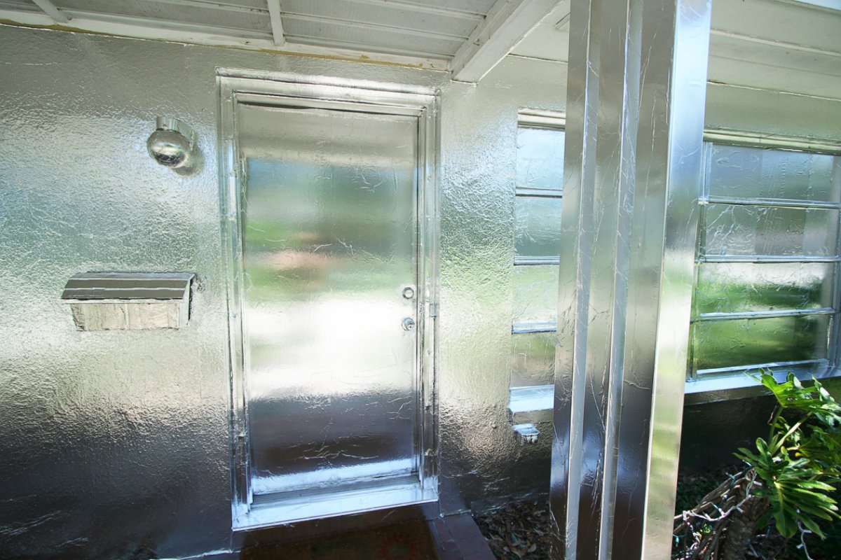 PHOTO: Artist Piotr Janowski covered his house in Tarpon Springs, Florida with aluminum foil.