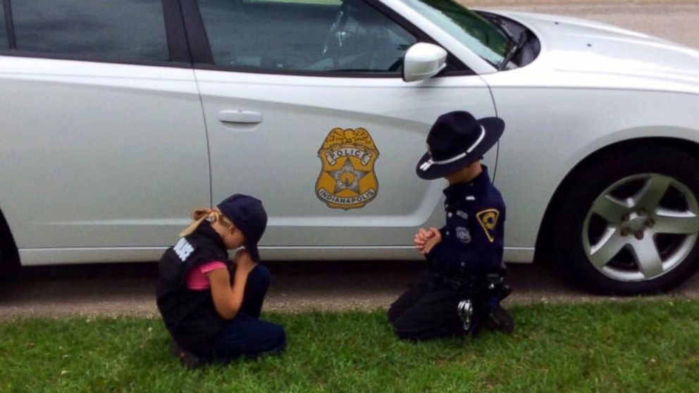 PHOTO: The Indianapolis Metropolitan Police Department posted this photo on Twitter with this caption: "Praying their father and all police officers return home safely. #thinblueline," July 17, 2016.