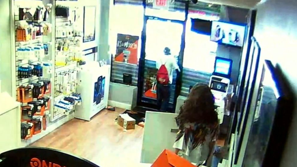 Alleged Robbers Trapped in Store by Quick-Thinking NJ Clerk - ABC News