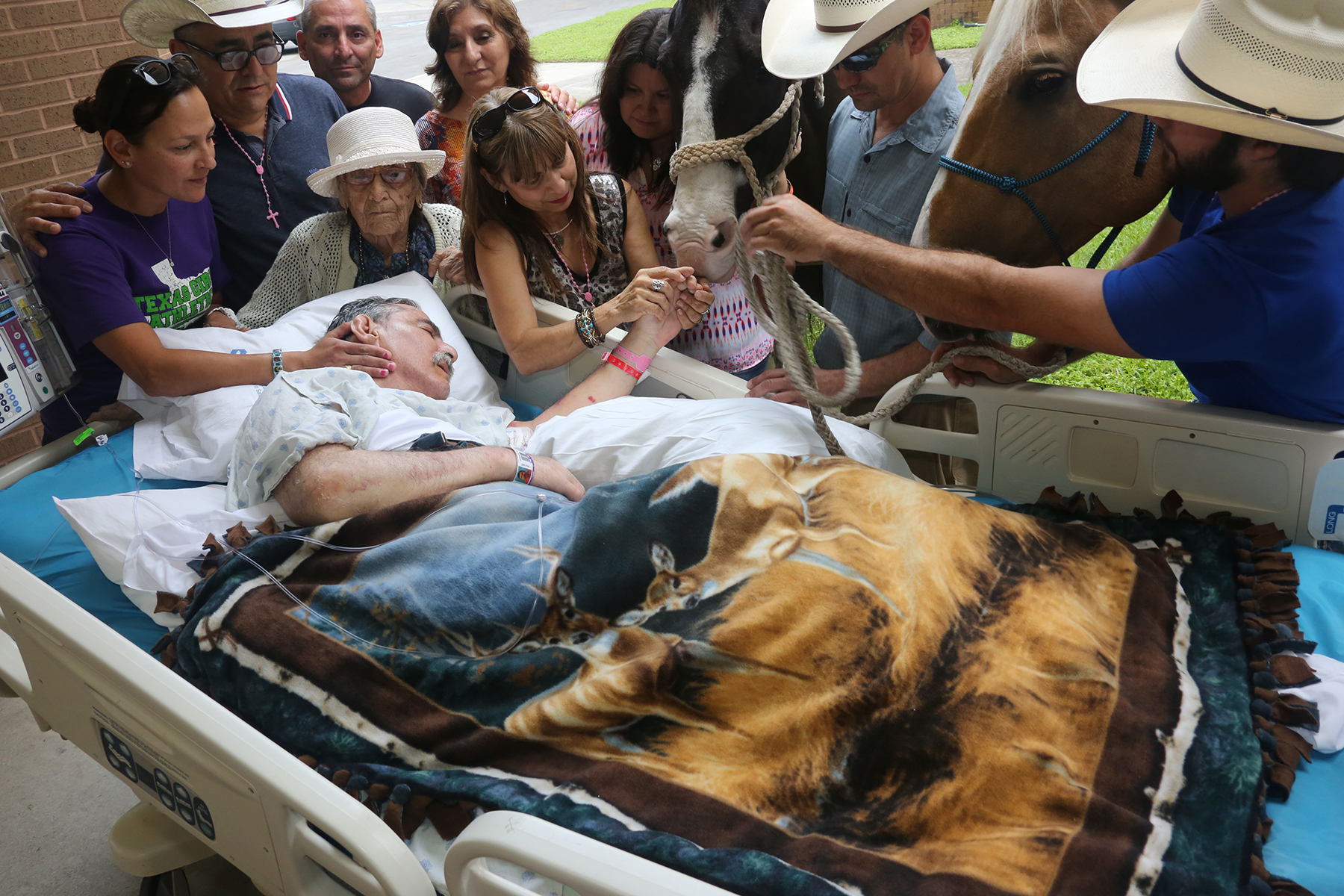 PHOTO: Vietnam War vet Roberto Gonzalez's last request, to see his beloved horses once more, was fulfilled at the Audie L. Murphy Memorial Veterans Hospital in San Antonio. 