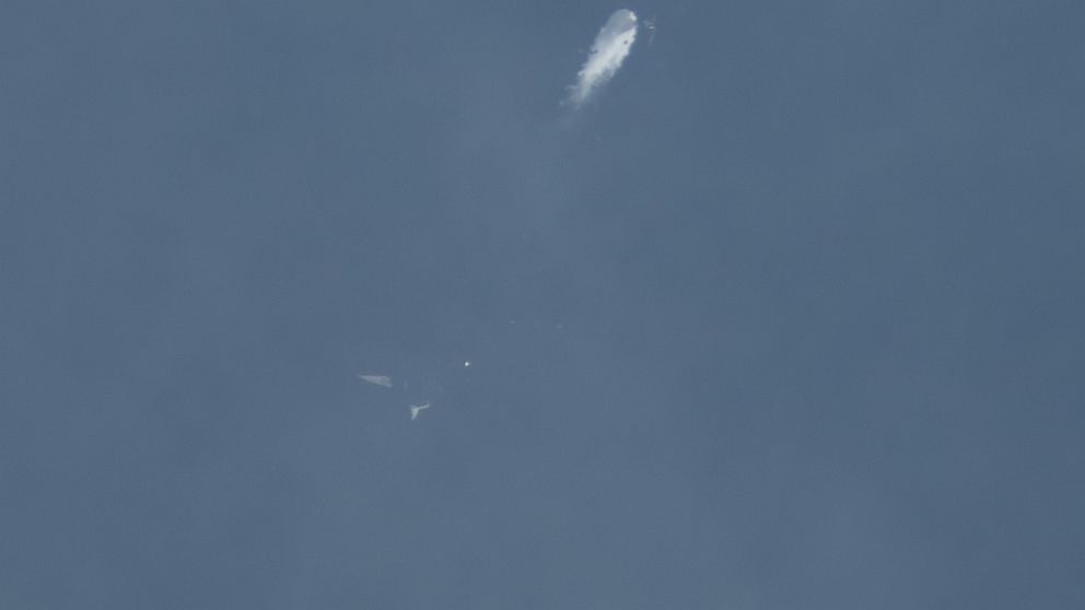 PHOTO: The Virgin Galactic spacecraft breaks up in midair as it flies over the Mojave desert