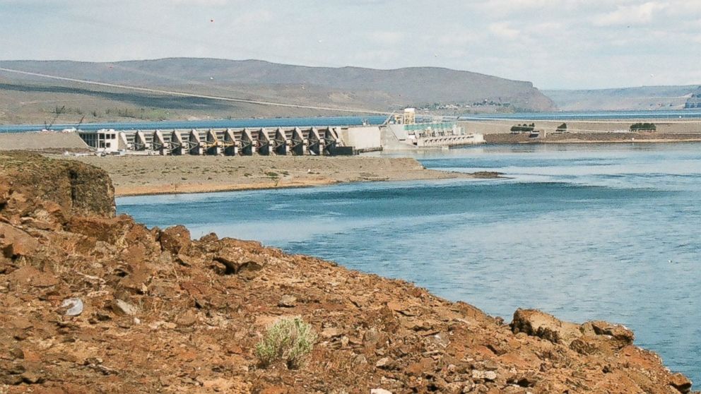 A crack discovered in Wanapum Dam leads to emergency procedures.