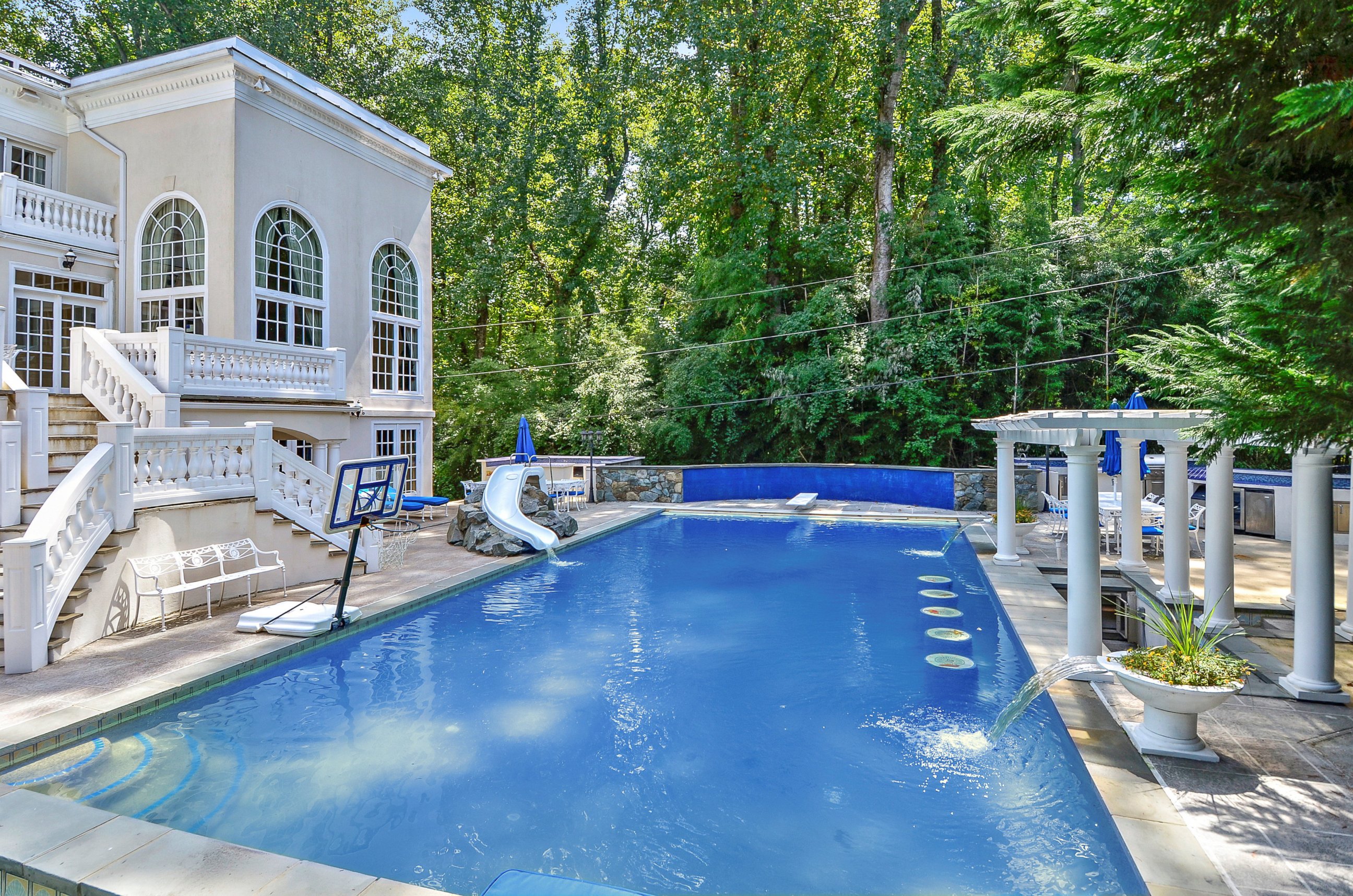PHOTO: Online bidding for this 12,500 square feet White House replica in McLean, VA begins at $2 million.