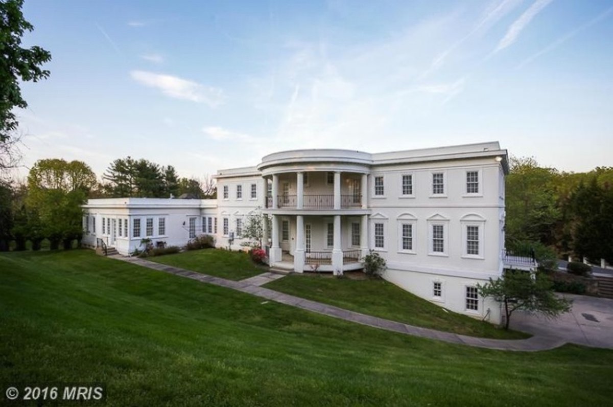PHOTO: This White House replica is on sale now for $2,690, 000 in McLean, VA. 