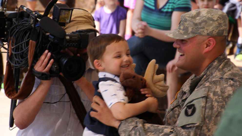 Soldier Surprises Son at Minnesota Zoo - ABC News