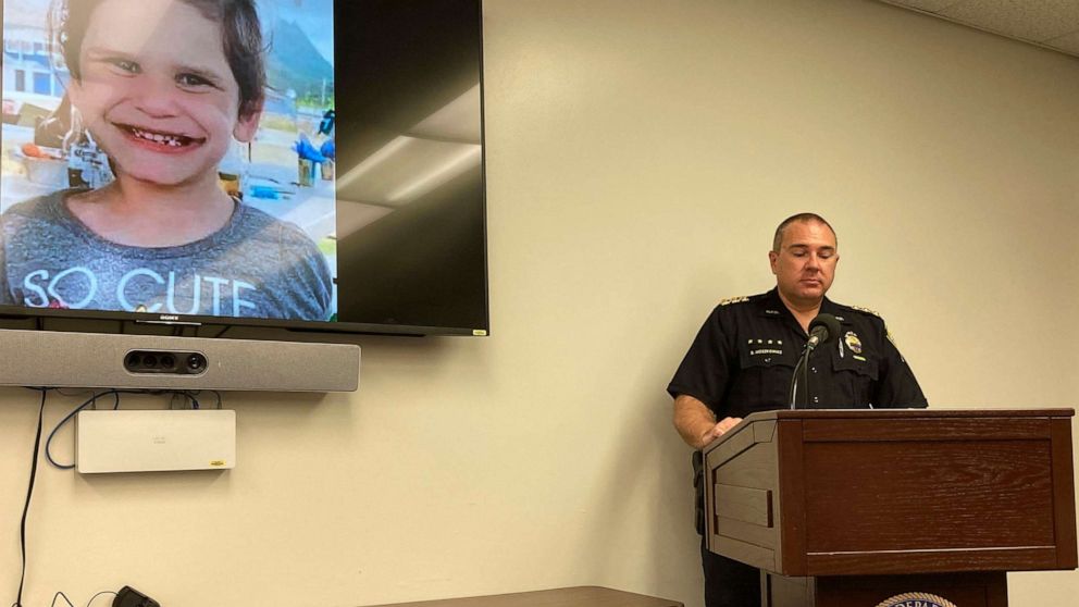 PHOTO: Honolulu Police Maj. Ben Moszkowicz addresses a news conference in Honolulu, Nov. 10, 2021, where law enforcement officers said they arrested the adopted parents of Isabella "Ariel" Kalua, shown on the screen to the left. 
