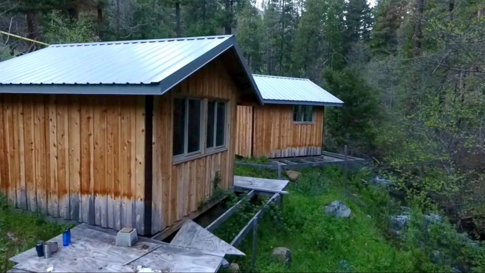 PHOTO: Tennessee teen Elizabeth Thomas and her former teacher, Tad Cummins, were were found in one of these two cabins pictured in rural Siskiyou County, California, on April 20, 2017.