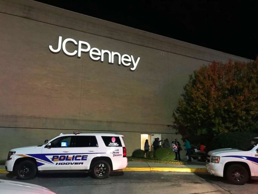PHOTO: Police respond to a fight inside the Riverchase Galleria mall after gunfire erupted Thanksgiving night in Hoover, Ala., Nov. 22, 2018.