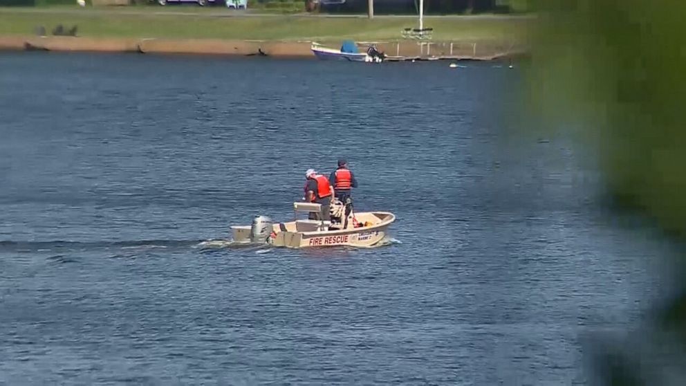 عکس: تیم های اورژانس در 10 ژوئن 2022 در رودخانه Merrimack در نزدیکی Amsbury، ماساچوست به دنبال یک کودک 6 ساله گم شده می گردند.