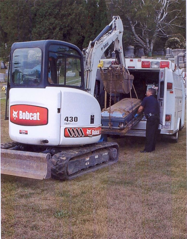 PHOTO: Michael Wallace’s body is exhumed on Sept. 5, 2007 so investigators could examine it for signs of anti-freeze poisoning.