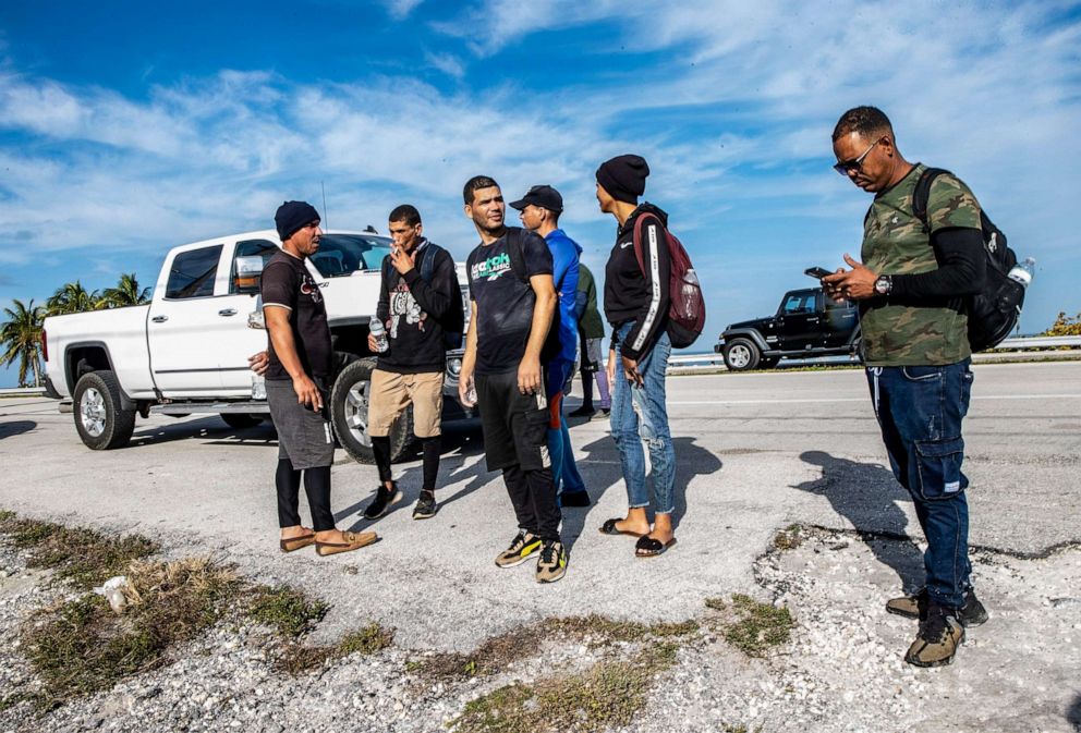 Photo: A group of Cuban immigrants stand in the sun on the side of US 1 on Middle Keys Island in Duck Key, Florida, January 2, 2023.