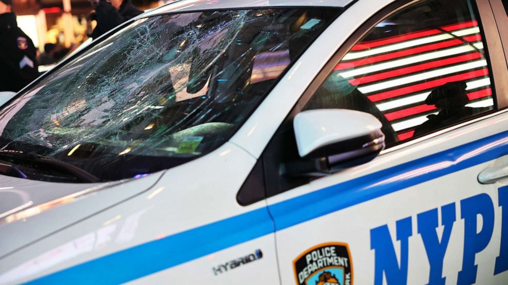 Off-duty NYPD officer ‘fighting for his life’ after being shot during robbery – ABC News